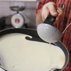 абираем 1 половник с тестом и вливаем круговыми движениями наклоняя сковороду, равномерно распределяя тесто