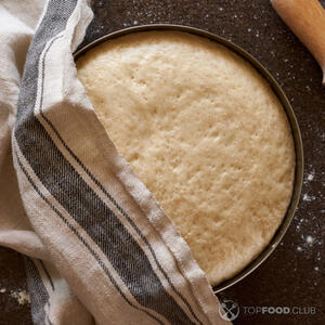 Накрываем тесто.