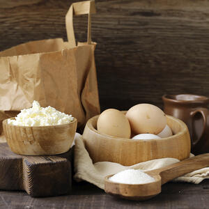 В миску положить творог, яйца, сахар