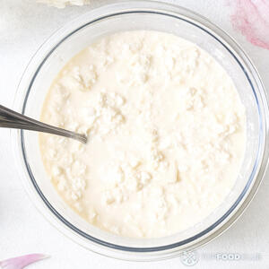 Растереть творог с ингредиентами