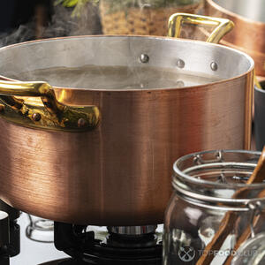 Достаём вареники.