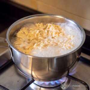 Отварить лапшу.