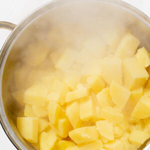 Варить картошку