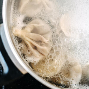 В кастрюлю с кипящей водой аккуратно опустите хинкали