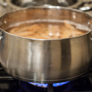 Затем варите их на пару 3-4 минуты.