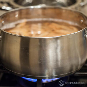 варит креветки