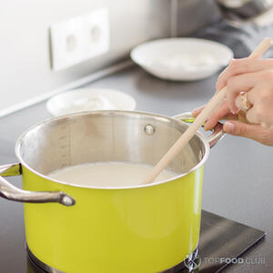 варить молоко