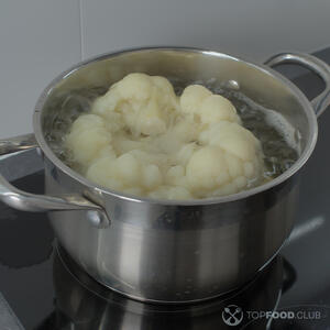 Варить капусту.