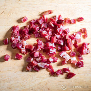 Нарежьте ветчину