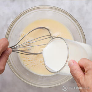 Влить молоко