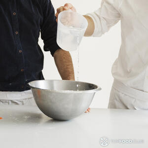 Влить воду в тесто