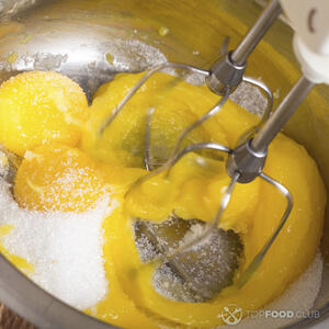 Добавить яйцо