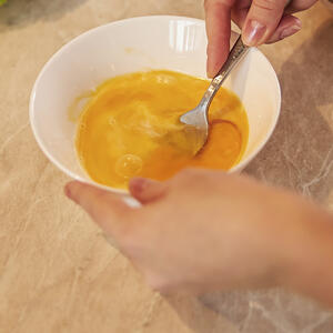  Яйцо взбейте в чашке вилкой 