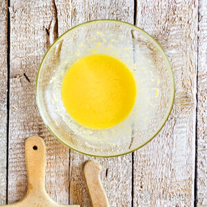 затем во взбитых яйцах