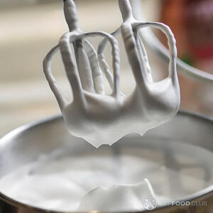 взбиваем миксером или венчиком в пышную густую массу