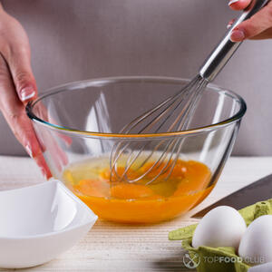 Взболтать яйцо