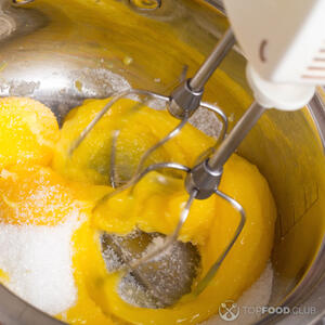 Взбить яйца с сахаром