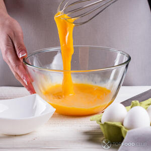 размешивает куриные яйца