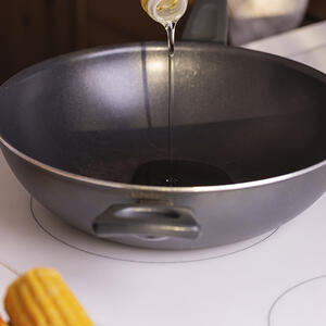 Налить масло