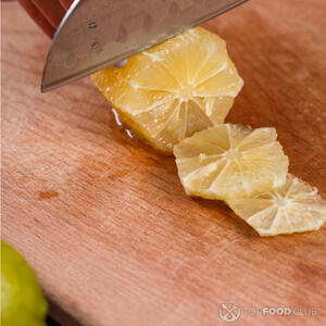 Нарезать лимон