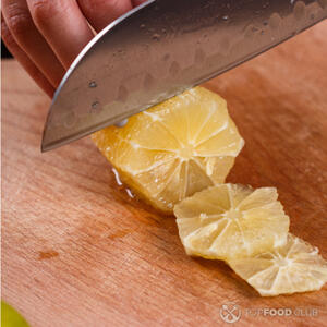 Нарезать лимон