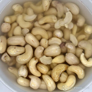 замочите очищенные орехи кешью