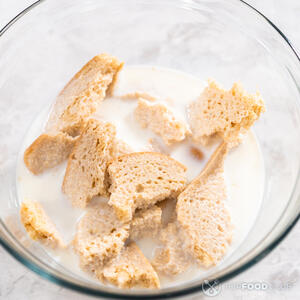 замочите кусочки белого хлеба