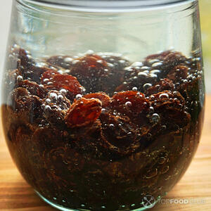 замачиваем изюм