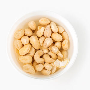 Замочите кешью в фильтрованной, очищенной воде на 15-30 минут