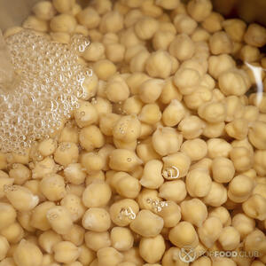 Сухой нут в миске  залейте теплой водой и оставьте на ночь