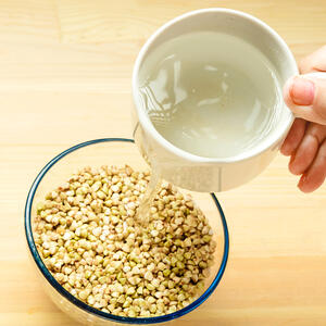 Зеленую гречку хорошо промойте и замочите на ночь в достаточном количестве воды, так, чтобы она покрывала крупу 2 см.