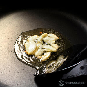 Жарить чеснок