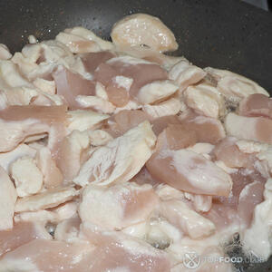 Жарить курицу