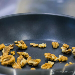 Жарить орехи