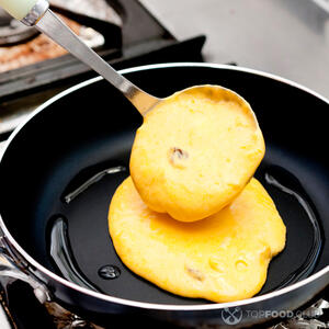 Жарить оладьи