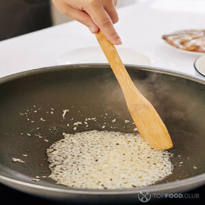 жарить лук полукольцами