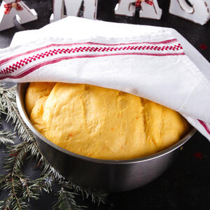 Leave the dough under the towel.