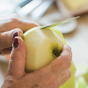 Peel the apples, remove seeds. Then cut them into cubes.