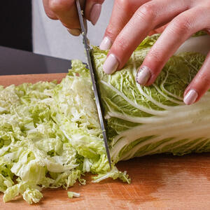Rinse the Chinese cabbage under running water, finely cut it.