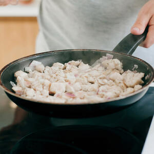 Heat the frying pan, add vegetable oil. Brown the chicken breasts on both sides until golden brown.