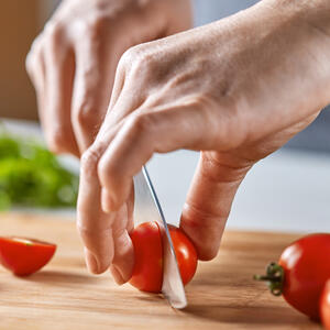 Rinse the tomatoes under running water, cut in half.