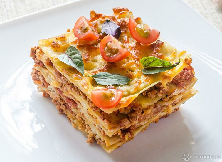 2021-08-25-3tely4-lasagna-with-cherry-tomatoes-p7u6q4e