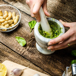 Cook sauce Pesto.