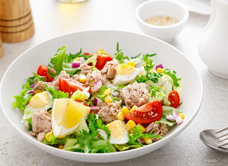 2021-09-06-8gjayd-tuna-salad-with-boiled-egg-tomato-lettuce-corn-3cxnubd