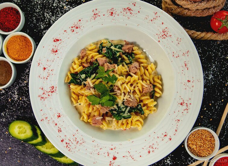 2021-09-06-ebltwx-top-view-tuna-fusilli-with-spinach-parmesan