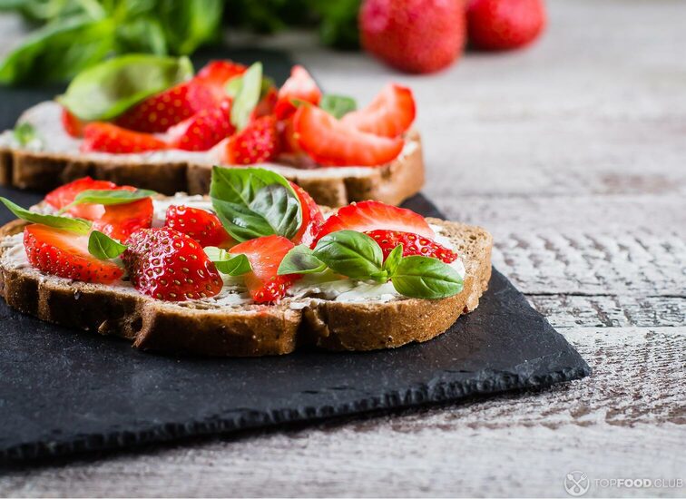 2021-09-07-8hpyu4-strawberry-bruschetta-with-cottage-cheese-basil-an-3xvtj9b