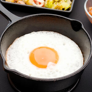 Heat the frying pan, pour in vegetable oil. Break eggs into the pan. Brown over medium heat to your taste (about 2-3 minutes).