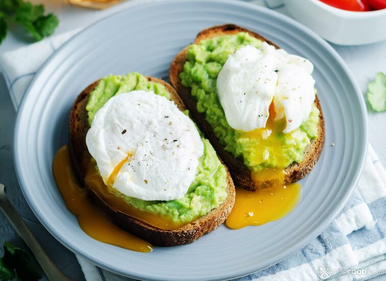 2021-09-08-pab0fd-poached-egg-avocado-rye-toasts-x4nbwr2