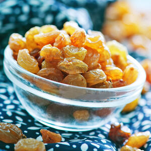 Pour the raisins with boiling water for 10 minutes. Then drain the water, transfer to a paper towel.