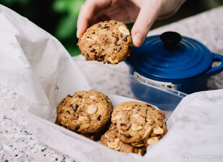 2021-09-16-8saqxw-chocolate-and-almond-home-made-cookies-in-a-box-7y2rjv2